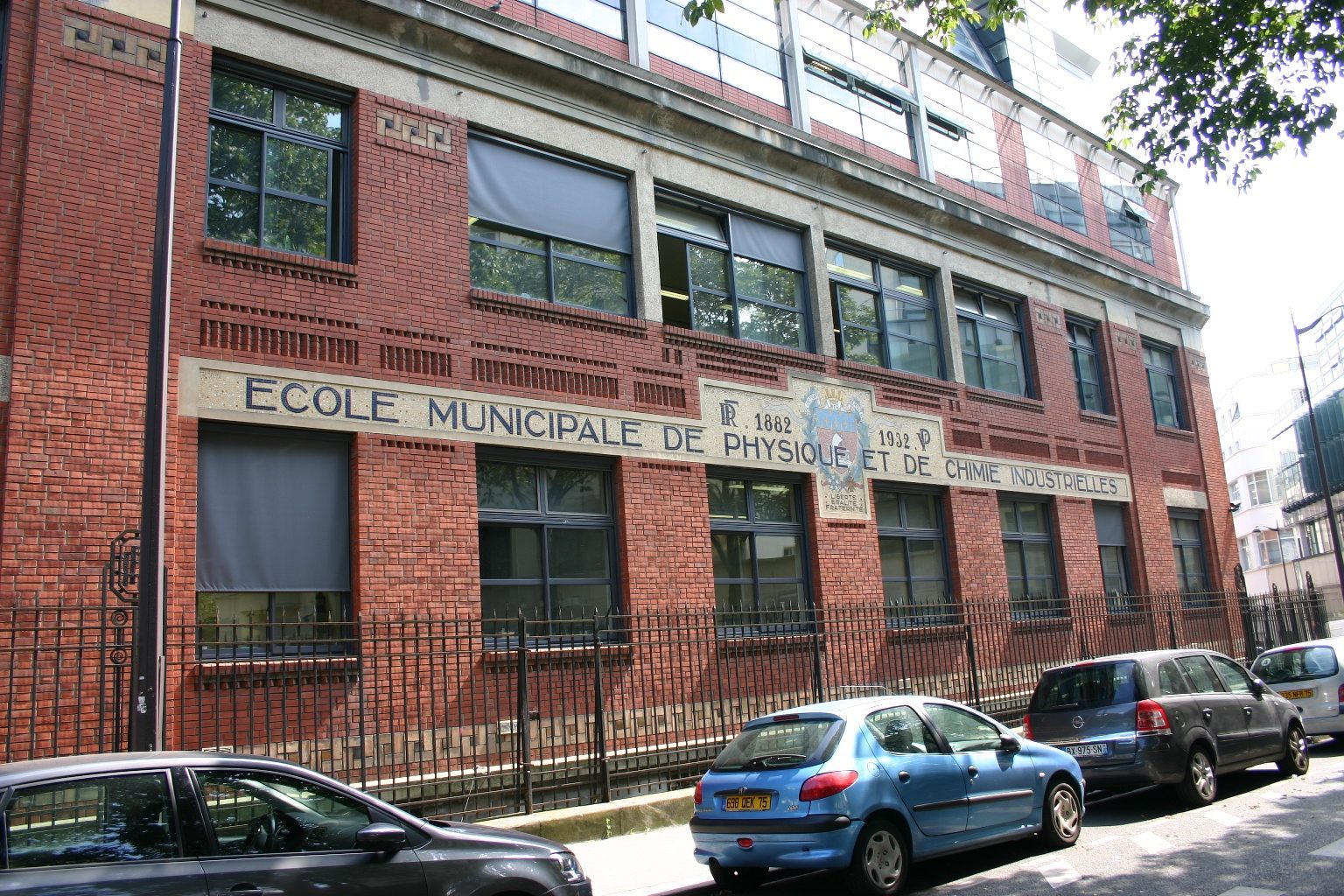 Ecole%20Superieure%20de%20Physique%20et%20de%20Chimie%20Industrielles%2C%20Paris%20-%2005.JPG
